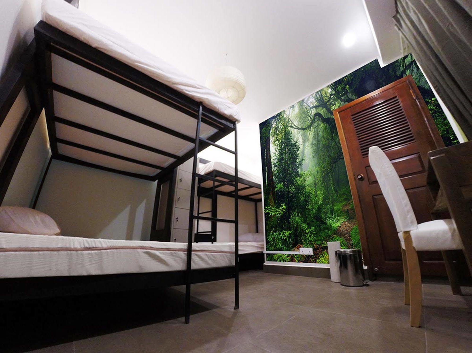 Aura Thematic Hostel Phnom Penh Exterior photo
