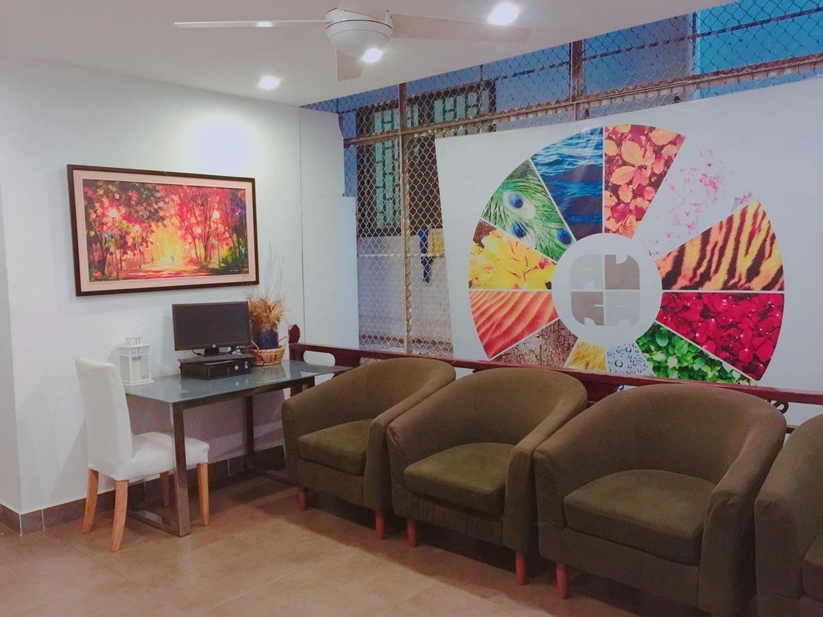 Aura Thematic Hostel Phnom Penh Exterior photo