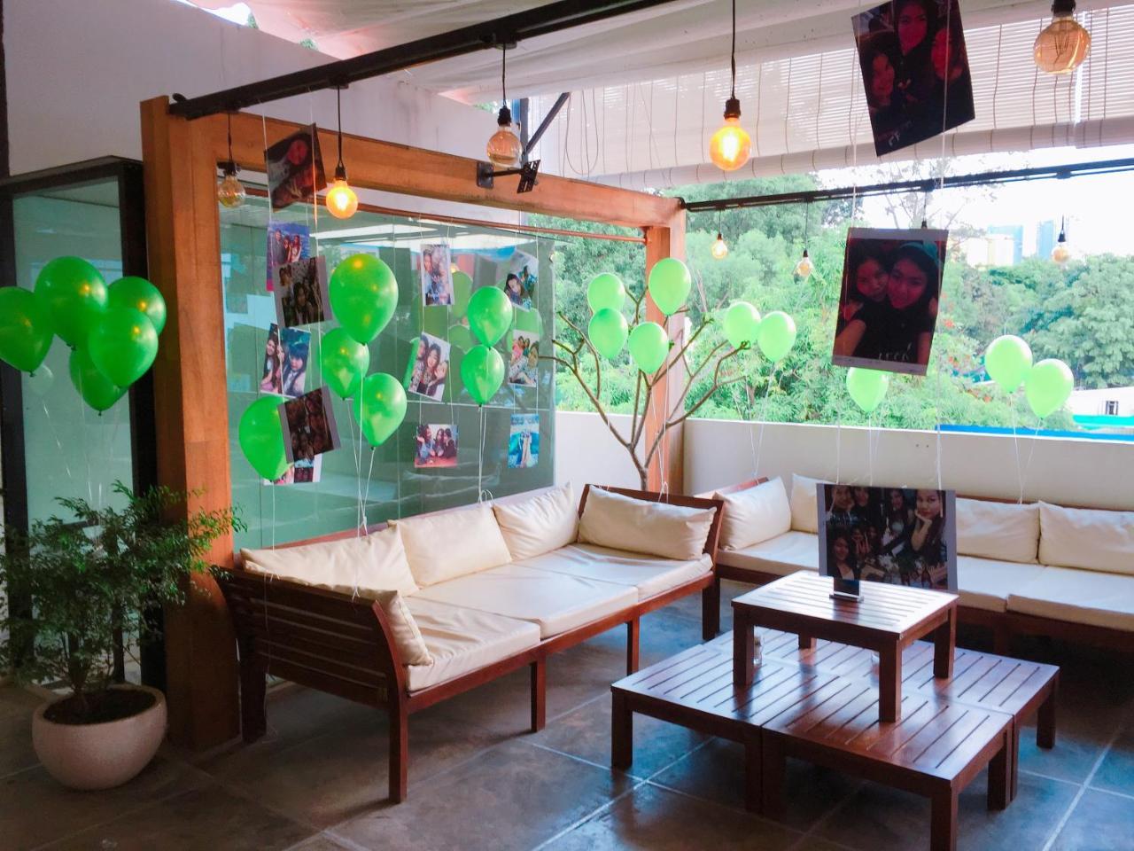 Aura Thematic Hostel Phnom Penh Exterior photo