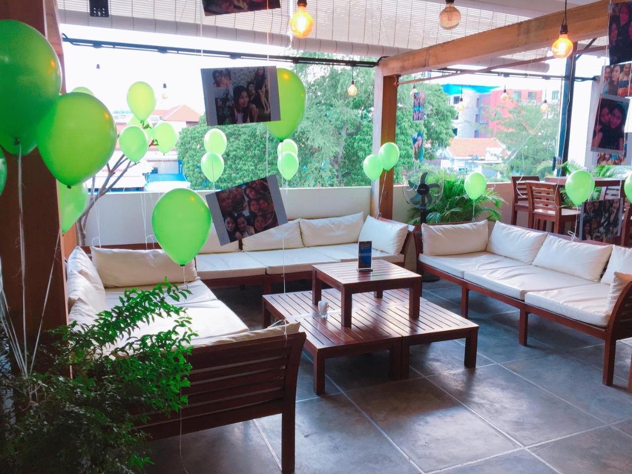Aura Thematic Hostel Phnom Penh Exterior photo