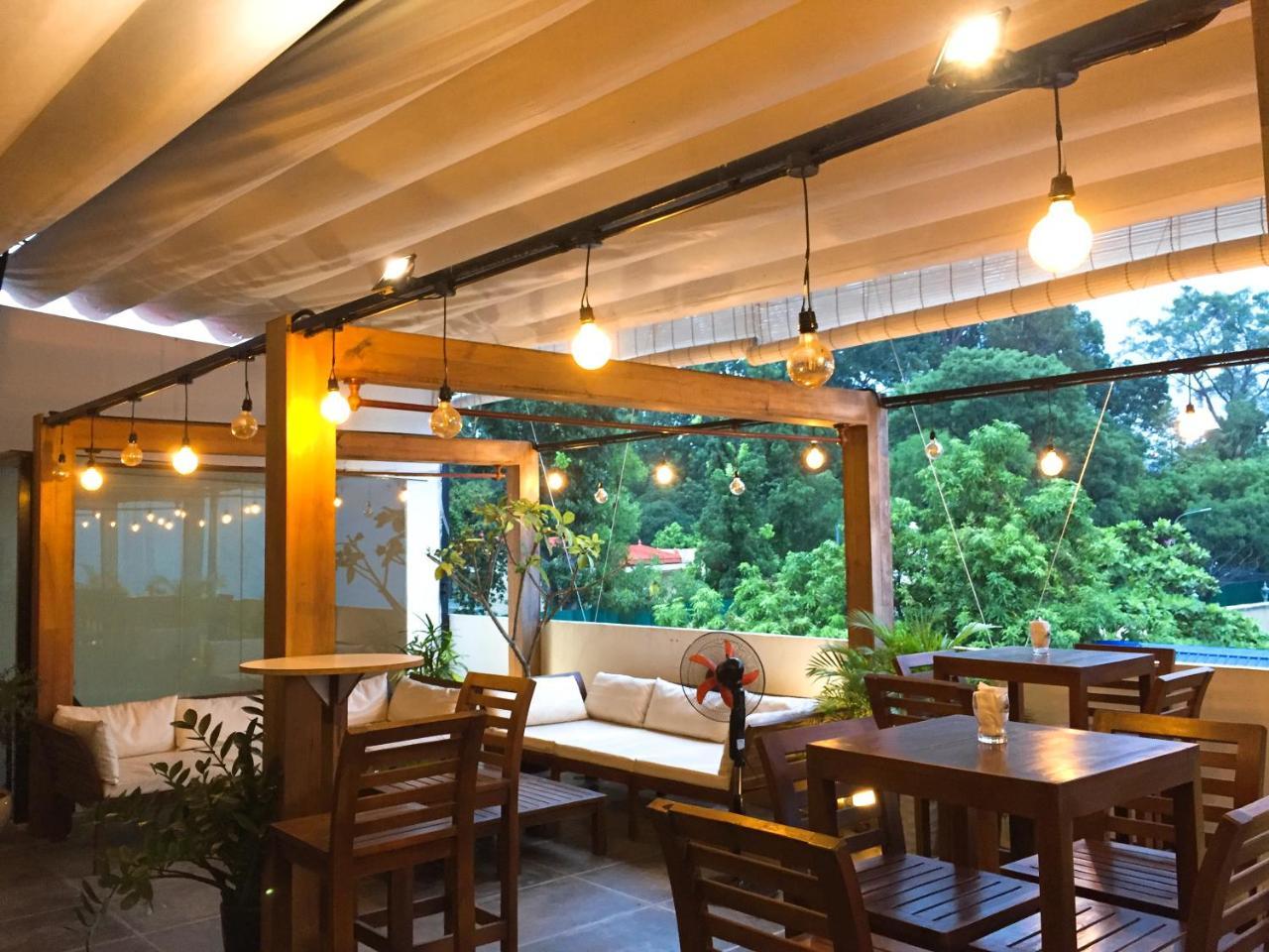 Aura Thematic Hostel Phnom Penh Exterior photo